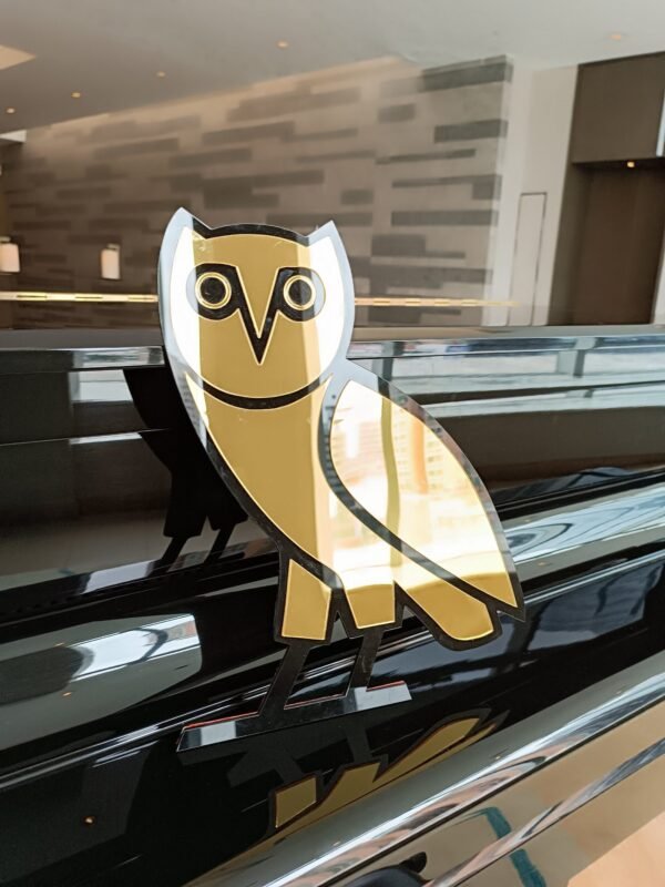 Minimalist design of the OVO owl wall mirror.