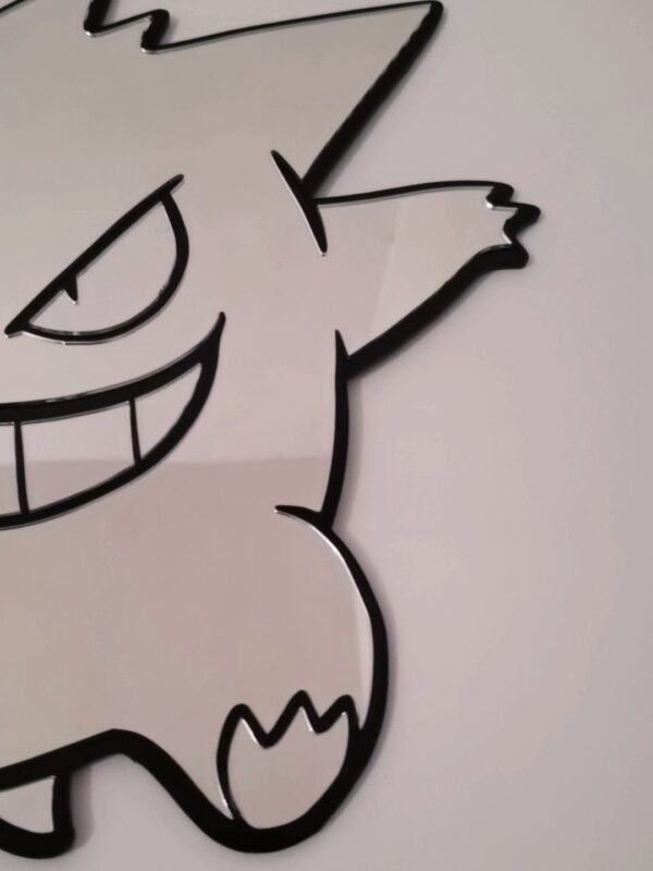 Gengar mirror with a smiling reflection.