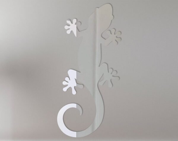 Reflective gecko-shaped mirror sign with vibrant colors.