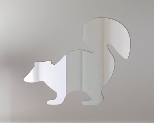 Reflective sign shaped like a skunk with mirrored surface.